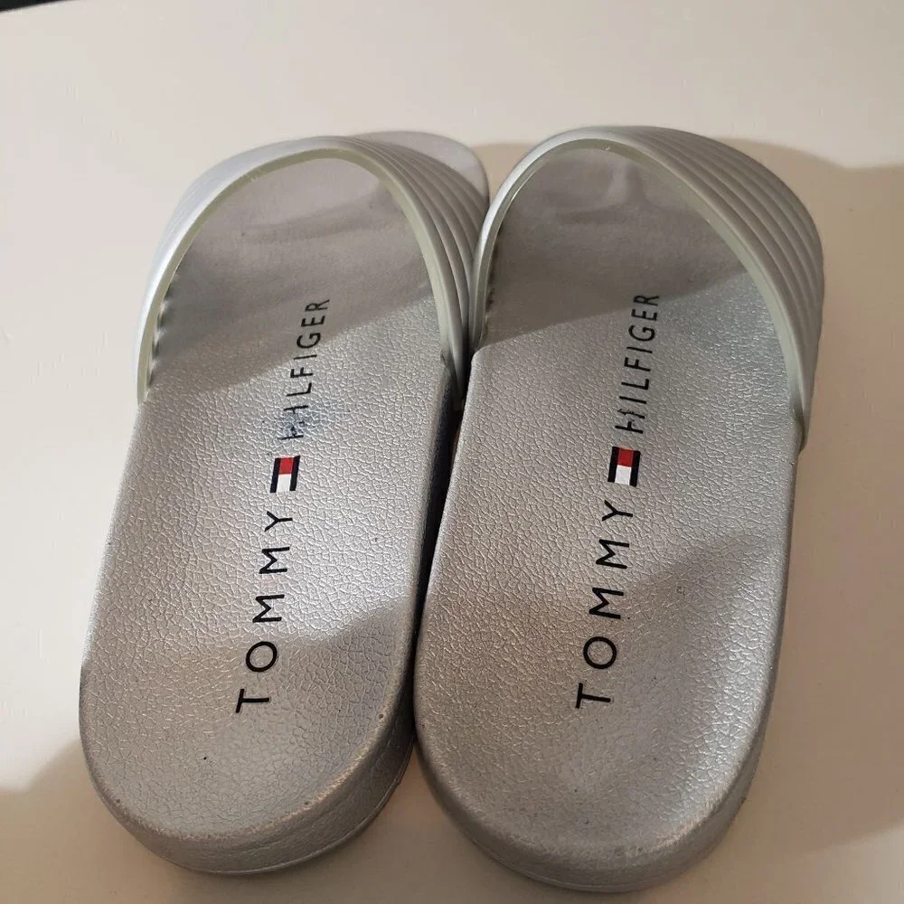 Tommy Hilfiger Shylo Slide Sandal Silver Metallic size 3